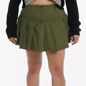 Social Collision Green Cargo pleated skirt plus size 4